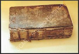 [Plano de uma encadernação com sinais de degradação]