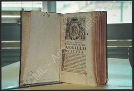 [Plano de uma encadernação com sinais de degradação]