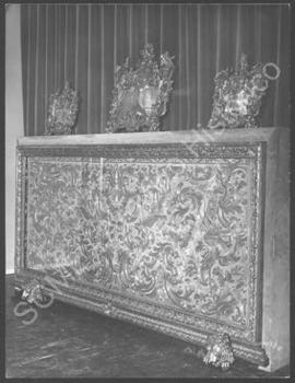 [Plano geral de peças da Capela de São João Batista no contexto de uma exposição]