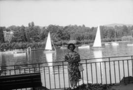 [Retrato de corpo inteiro de Delmira Maria Filomena Benito Maçãs, em Ouchy, na Suíça]