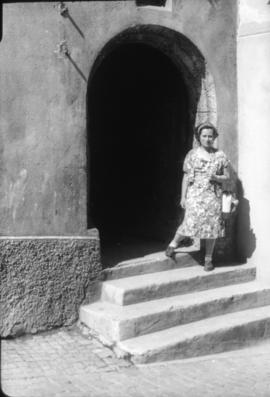 [Retrato de corpo inteiro de Delmira Maria Filomena Benito Maçãs, em Visp, na Suíça]