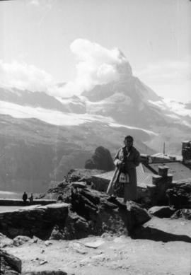 [Retrato de corpo inteiro de Delmira Maria Filomena Benito Maçãs, em Gornergrat, na Suíça]
