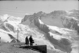 [Retrato de corpo inteiro do casal Ema e António Eusébio Benito Maçãs, em Gornergrat, na Suíça]