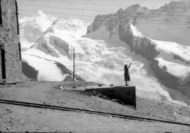 [Retrato de corpo inteiro de Delmira Maria Filomena Benito Maçãs, em Gornergrat, na Suíça]