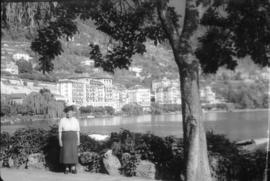 [Retrato de corpo inteiro de Ema Cordeiro Feio Maçãs, em Montreux, na Suíça]