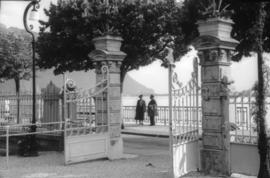 [Retrato de corpo inteiro do casal Ema e António Eusébio Benito Maçãs, em Montreux, na Suíça]