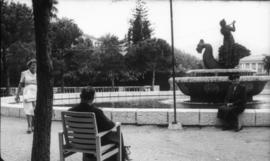 [Retrato de corpo inteiro do casal Ema e António Eusébio Benito Maçãs, em Nice, na França]