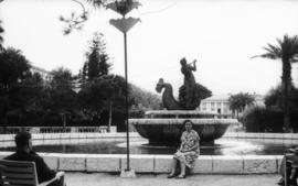 [Retrato de corpo inteiro de Delmira Maria Filomena Benito Maçãs, em Nice, na França]