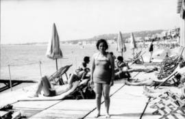 [Retrato de corpo inteiro de Delmira Maria Filomena Benito Maçãs, em Nice, na França]