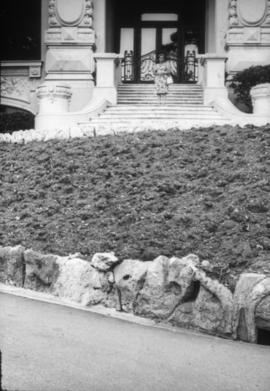[Retrato de corpo inteiro de Delmira Maria Filomena Benito Maçãs, em Monte Carlo, no Mónaco]