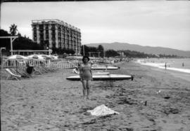 [Retrato de corpo inteiro de Delmira Maria Filomena Benito Maçãs, em Cannes, na França]