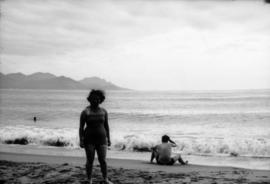 [Retrato de corpo inteiro de Delmira Maria Filomena Benito Maçãs, em Cannes, na França]