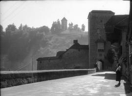 [Retrato de corpo inteiro de Ema Cordeiro Feio Maçãs, em Friburgo, na Suíça]