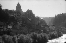 [Vista geral de uma colina, em Friburgo, na Suíça]