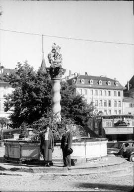 Retrato de corpo inteiro do casal Ema e António Eusébio Benito Maçãs, em Friburgo, na Suíça]