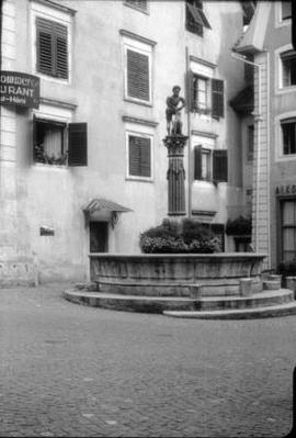 [Vista de uma fonte com uma estátua, em Soleura, na Suíça]