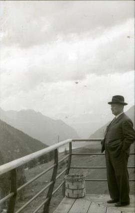 [Retrato de corpo inteiro de António Eusébio Benito Maçãs, em Alp Grüm, na Suíça]