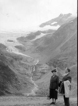 [Retrato de corpo inteiro do casal Ema e António Eusébio Benito Maçãs, em Alp Grüm, na Suíça]