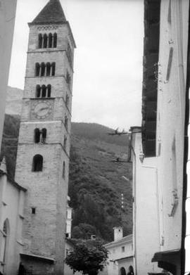 [Vista da torre da igreja de San Vittore Mauro, em Poschiavo, na Suíça]