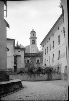 [Vista de uma praça, em Poschiavo, na Suíça]