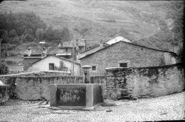 [Vista de um aglomerado de casas rústicas, em Poschiavo, na Suíça]