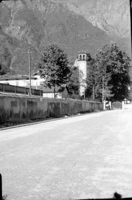 [Vista de uma rua, em Chiavenna, na Itália]