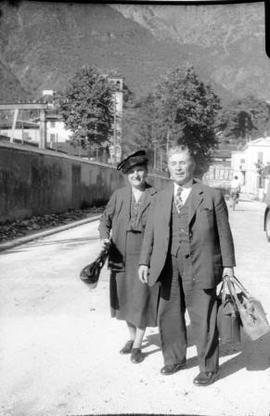 [Retrato de corpo inteiro do casal Ema e António Eusébio Benito Maçãs, em Chiavenna, na Itália]