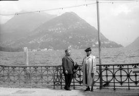 [Retrato de corpo inteiro do casal Ema e António Eusébio Benito Maçãs, em Lugano, na Suíça]