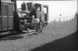 [Retrato de corpo inteiro de Ema Cordeiro Feio Maçãs e de Delmira Maria Filomena Benito Maçãs, pr...