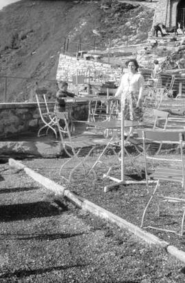 [Retrato de corpo inteiro de Delmira Maria Filomena Benito Maçãs, próximo da fronteira entre a Su...