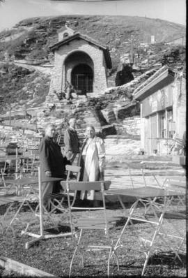 [Retrato de corpo inteiro do casal Ema e António Eusébio Benito Maçãs, próximo da fronteira entre...