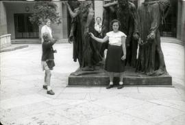 [Retrato de corpo inteiro de Delmira Maria Filomena Benito Maçãs, em Basileia, na Suíça]