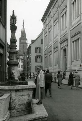 [Retrato de corpo inteiro de Ema Cordeiro Feio Maçãs, em Basileia, na Suíça]