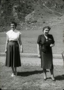 [Retrato de corpo inteiro de duas mulheres, em Davos-Platz, na Suíça]