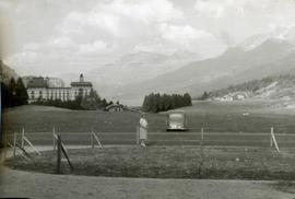 [Retrato de corpo inteiro de Delmira Maria Filomena Benito Maçãs, em Maloja, na Suíça]