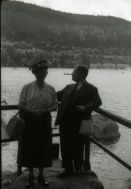 [Retrato de corpo inteiro do casal Ema e António Eusébio Benito Maçãs, junto do Lago de Titisee, ...