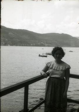 [Retrato de corpo inteiro de Delmira Maria Filomena Benito Maçãs, junto do Lago de Titisee, na Al...