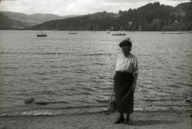 [Retrato de corpo inteiro de Ema Cordeiro Feio Maçãs, junto ao Lago de Titisee, na Alemanha]