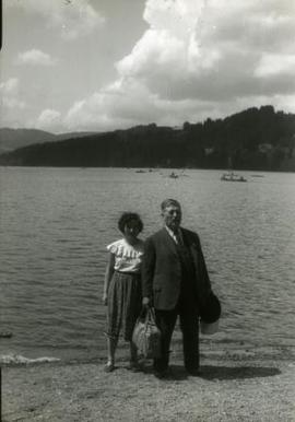 [Retrato de corpo inteiro de Delmira Maria Filomena Benito Maçãs e de António Eusébio Benito Maçã...