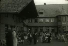 [Retrato de corpo inteiro do casal Ema e António Eusébio Benito Maçãs, na esplanada do Hotel Hald...
