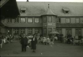 [Retrato de corpo inteiro do casal Ema e António Eusébio Benito Maçãs, na esplanada do Hotel Hald...