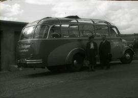 [Retrato de corpo inteiro do casal Ema e António Eusébio Benito Maçãs, em Feldberg, na Alemanha]