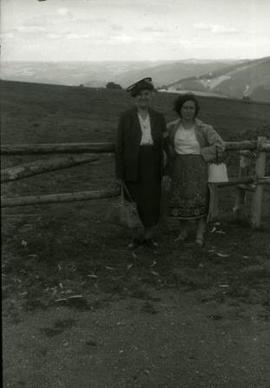 [Retrato de corpo inteiro de Ema Cordeiro Feio Maçãs e de Delmira Maria Filomena Benito Maçãs, em...