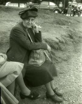 [Retrato de corpo inteiro de Ema Cordeiro Feio Maçãs, em Feldberg, na Alemanha]