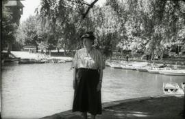 [Retrato de corpo inteiro de Ema Cordeiro Feio Maçãs, em Constança, na Alemanha]