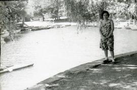 [Retrato de corpo inteiro de Delmira Maria Filomena Benito Maçãs, em Constança, na Alemanha]