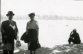 [Retrato de corpo inteiro do casal Ema e António Eusébio Benito Maçãs, em Constança, na Alemanha]