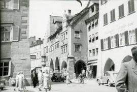 [Vista parcial de uma rua do centro histórico de Lindau, na Alemanha]