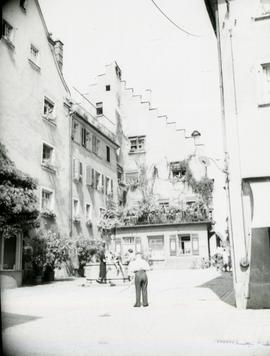 [Vista parcial de uma rua do centro histórico de Lindau, na Alemanha]