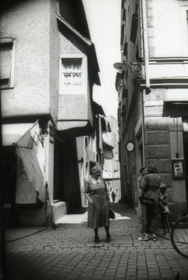 [Vista parcial de uma rua do centro histórico de Lindau, na Alemanha]